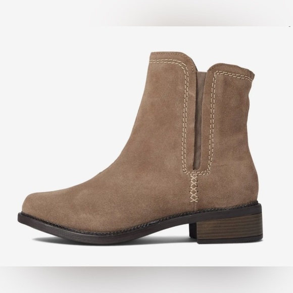 NEW Clarks Women's Maye Pebble Suede Beige Zip Booties Size 8M - Picture 1 of 13